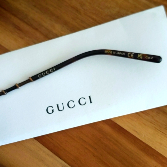 Gucci sunglasses 🔥NWT🔥 A beautiful silhouette timeless appeal w. Case + cloth! - Picture 7 of 16